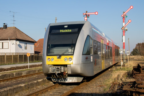 Ein GTW der HLB fährt aus dem Bahnhof Beienheim auf der Horlofftalbahn aus, aufgenommen am 20.01.2019.