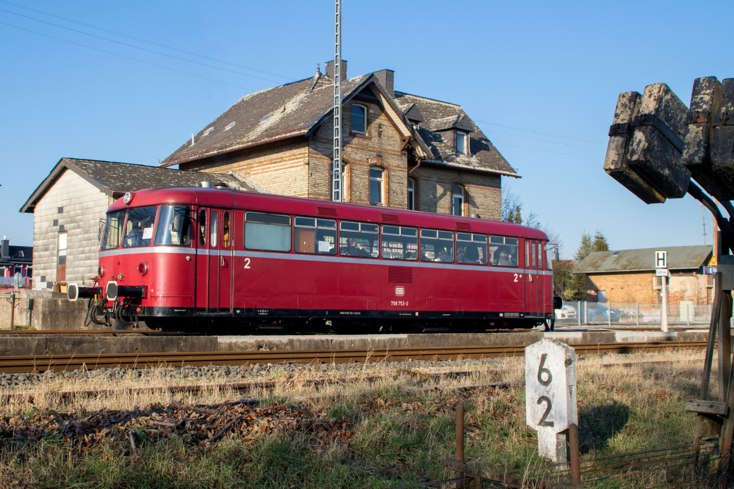 798 752 steht an den Spannwerken im Bahnhof Beienheim auf der Horlofftalbahn, aufgenommen am 20.01.2019.