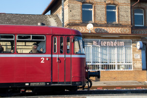 798 752 steht vor dem Stellwerk im Bahnhof Beienheim auf der Horlofftalbahn, aufgenommen am 20.01.2019.