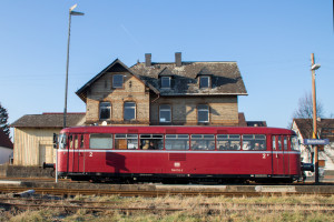798 752 steht vor dem Bahnhofsgebäude im Bahnhof Beienheim auf der Horlofftalbahn, aufgenommen am 20.01.2019.