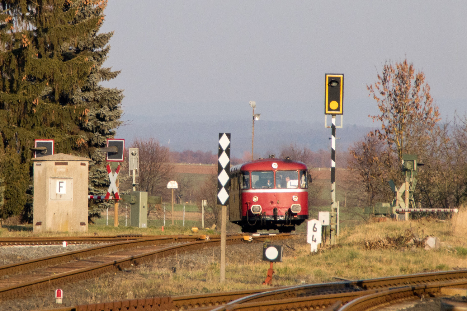 798 752 überquert einen Bahnübergang im Bahnhof Beienheim auf der Horlofftalbahn, aufgenommen am 20.01.2019.
