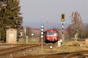 798 752 überquert einen Bahnübergang im Bahnhof Beienheim auf der Horlofftalbahn, aufgenommen am 20.01.2019.