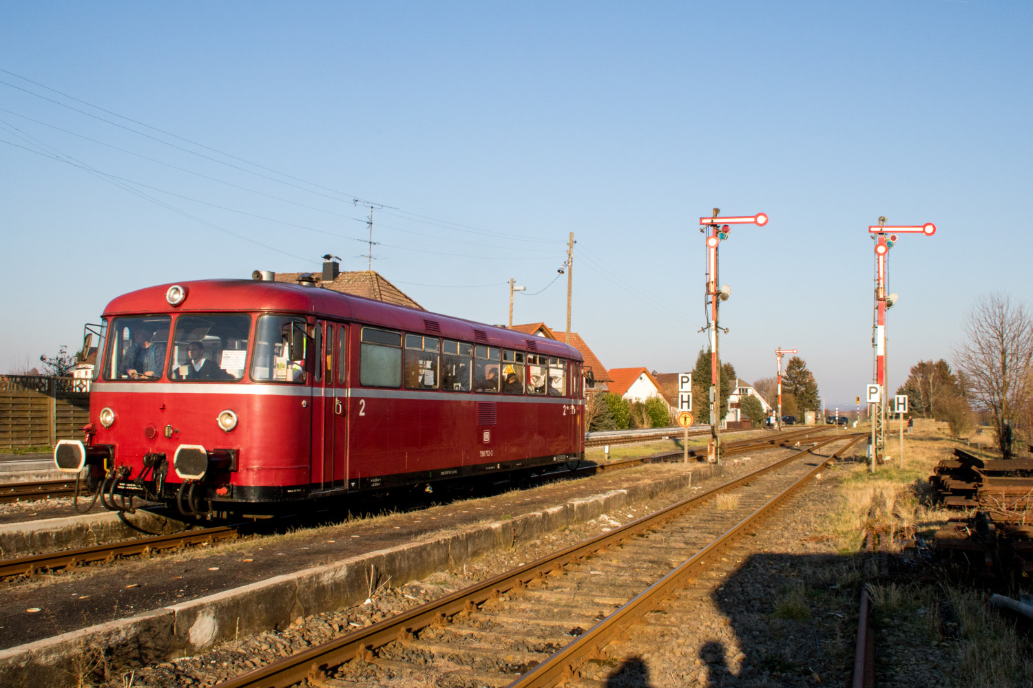 798 752 steht an den Ausfahrsignalen im Bahnhof Beienheim auf der Horlofftalbahn, aufgenommen am 20.01.2019.