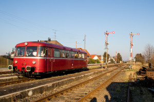 798 752 steht an den Ausfahrsignalen im Bahnhof Beienheim auf der Horlofftalbahn, aufgenommen am 20.01.2019.