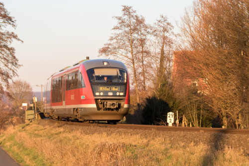 642 017 überquert eine Brücke bei Glauberg auf der Niddertalbahn, aufgenommen am 20.01.2019.
