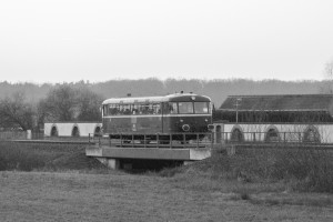 798 752 überquert eine Brücke bei Nidderau-Eichen auf der Niddertalbahn, aufgenommen am 20.01.2019.