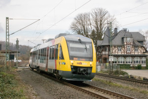 Ein LINT der HLB verlässt den Bahnhof Dutenhofen auf der Dillstrecke, aufgenommen am 26.03.2019.