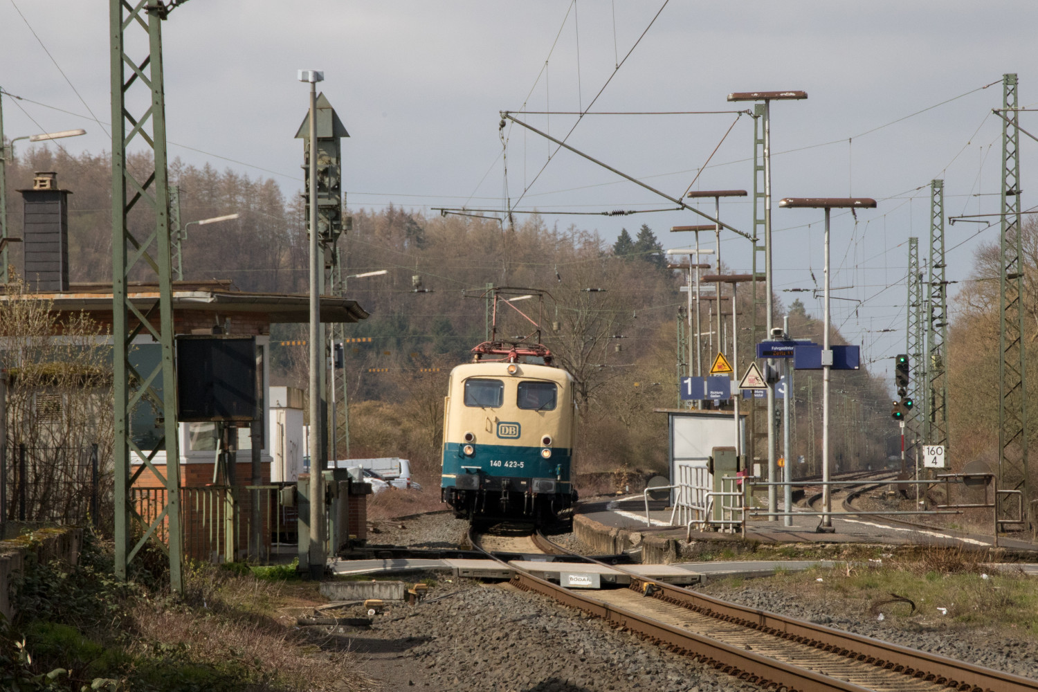 140 423 am Bahnsteig in Dutenhofen auf der Dillstrecke, aufgenommen am 26.03.2019.