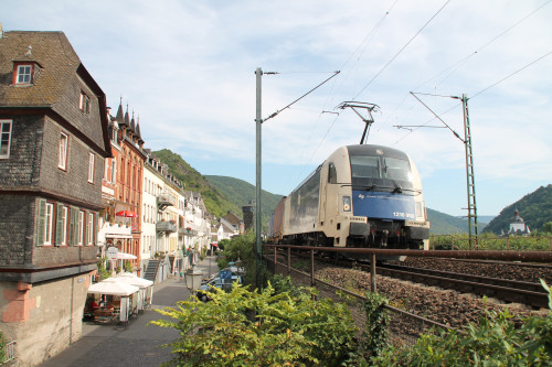 Ein TAURUS mit seinem Güterzug aus Österreich durchquert am 30.08.2015 den Ort Kaub auf der rechten Rheinstrecke.