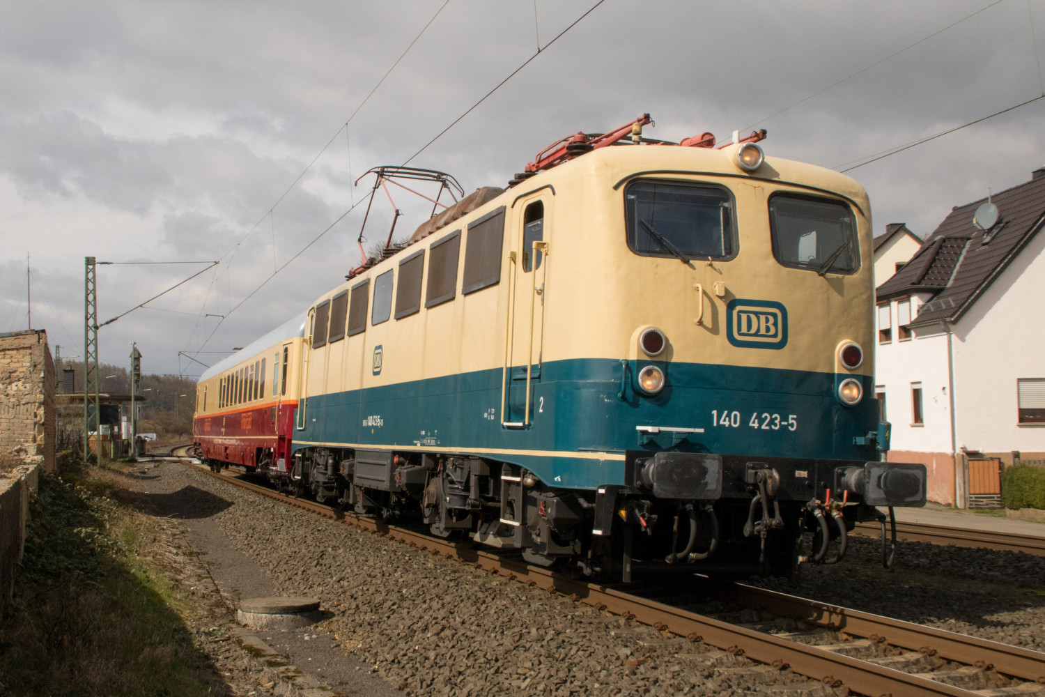 140 423 in Dutenhofen auf der Dillstrecke, aufgenommen am 26.03.2019.