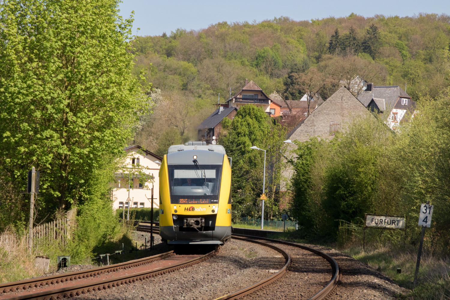 Ein LINT der HLB verlässt den Haltepunkt Fürfurt auf der Lahntalbahn, aufgenommen am 22.04.2019.