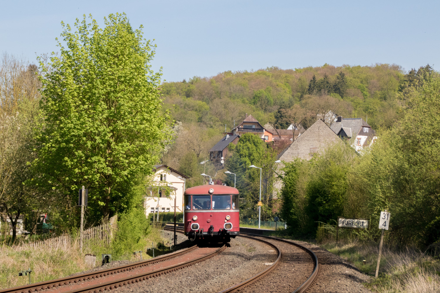 798 829 und 998 184 verlassen den Haltepunkt Fürfurt auf der Lahntalbahn, aufgenommen am 22.04.2019.