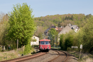 798 829 und 998 184 verlassen den Haltepunkt Fürfurt auf der Lahntalbahn, aufgenommen am 22.04.2019.