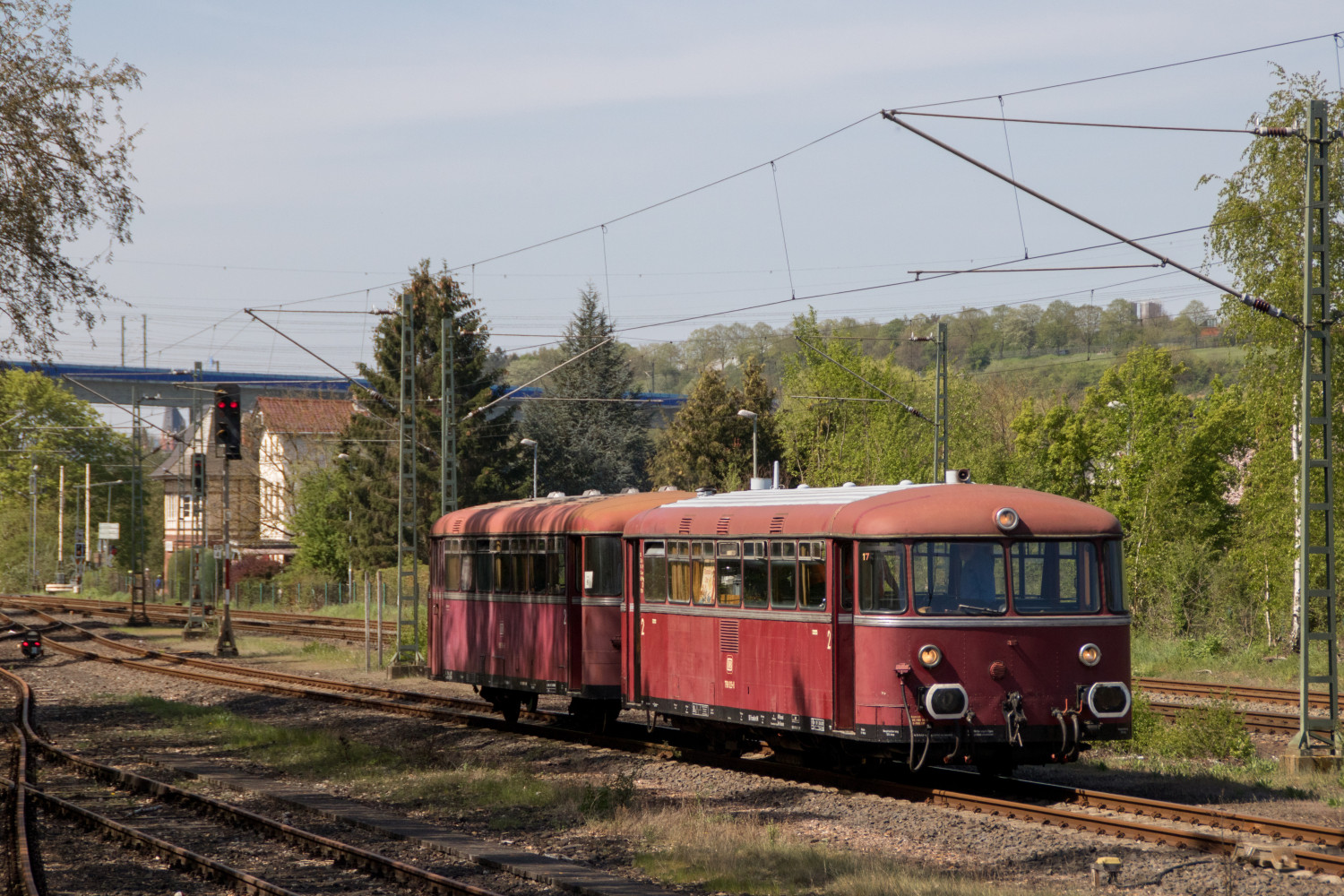 798 829 und 998 184 stehen in Eschhofen auf der Lahntalbahn, aufgenommen am 22.04.2019.