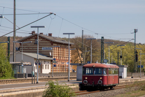 798 829 am Bahnsteig von Eschhofen auf der Lahntalbahn, aufgenommen am 22.04.2019.