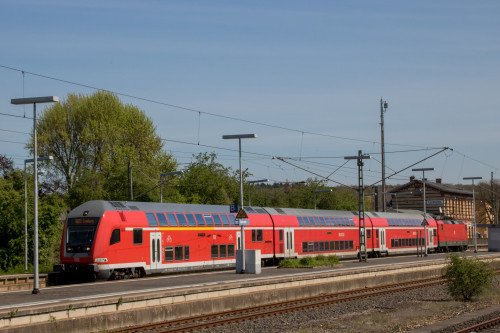 Eine 143 mit steht mit ihren Doppelstockwagen in Eschhofen auf der Lahntalbahn, aufgenommen am 22.04.2019.