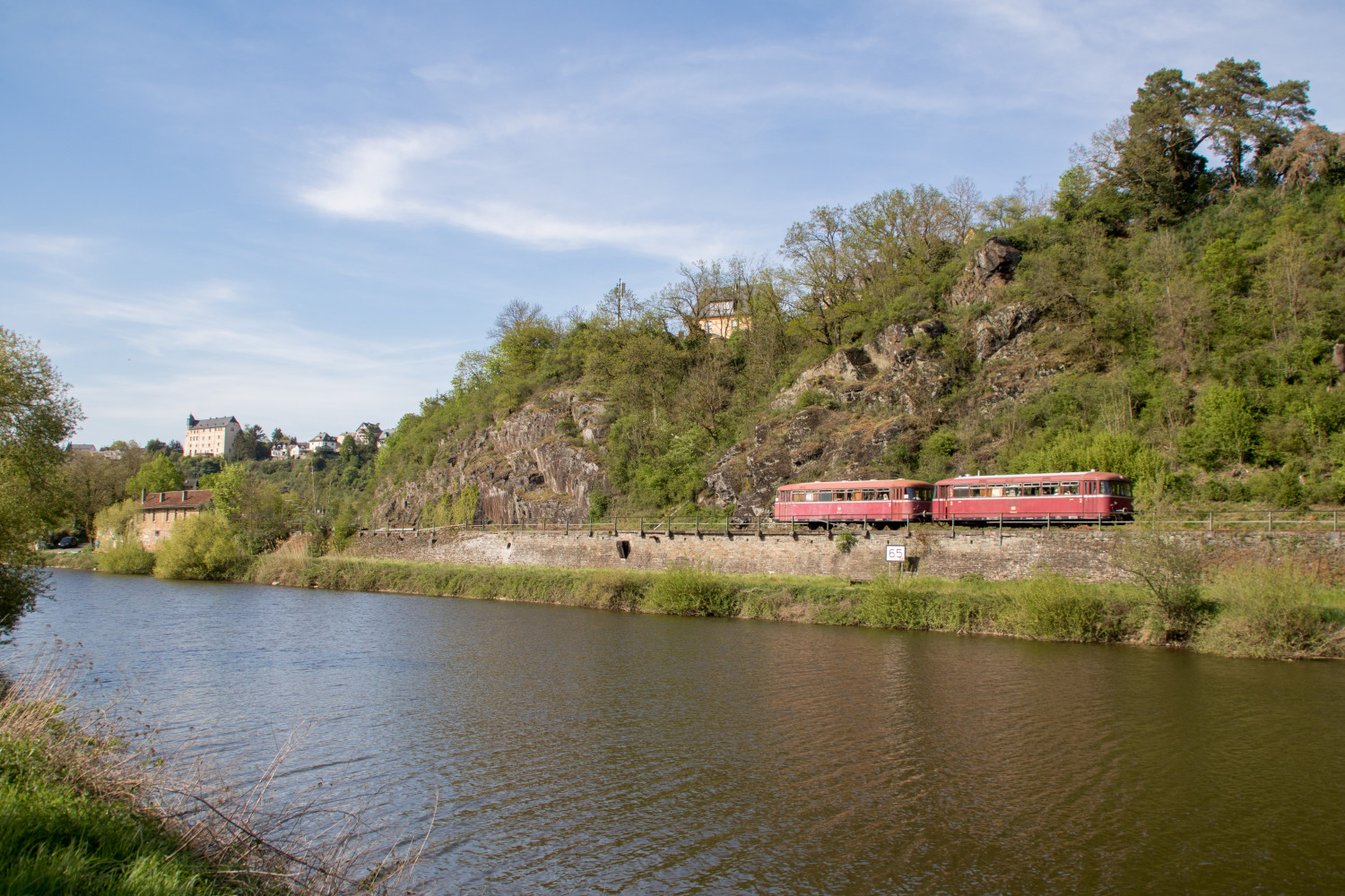 798 829 und 998 184 bei Runkel auf der Lahntalbahn, aufgenommen am 22.04.2019.