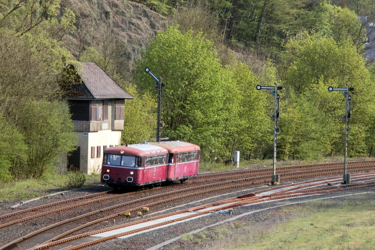798 829 und 998 184 am Stellwerk Wo im Bahnhof Weilburg auf der Lahntalbahn, aufgenommen am 22.04.2019.