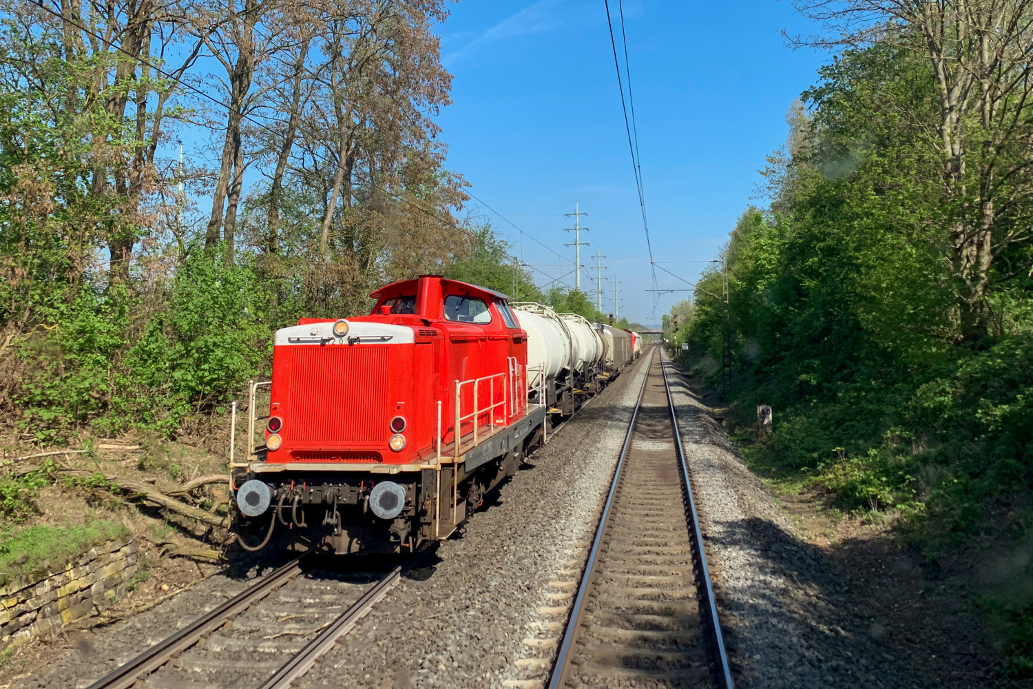 212 034 verlässt mit ihrem Spritzzug den Bahnhof Großen Linden auf der Main-Weser-Bahn, aufgenommen am 24.04.2019.