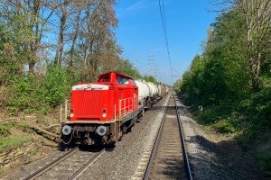 212 034 verlässt mit ihrem Spritzzug den Bahnhof Großen Linden auf der Main-Weser-Bahn, aufgenommen am 24.04.2019.