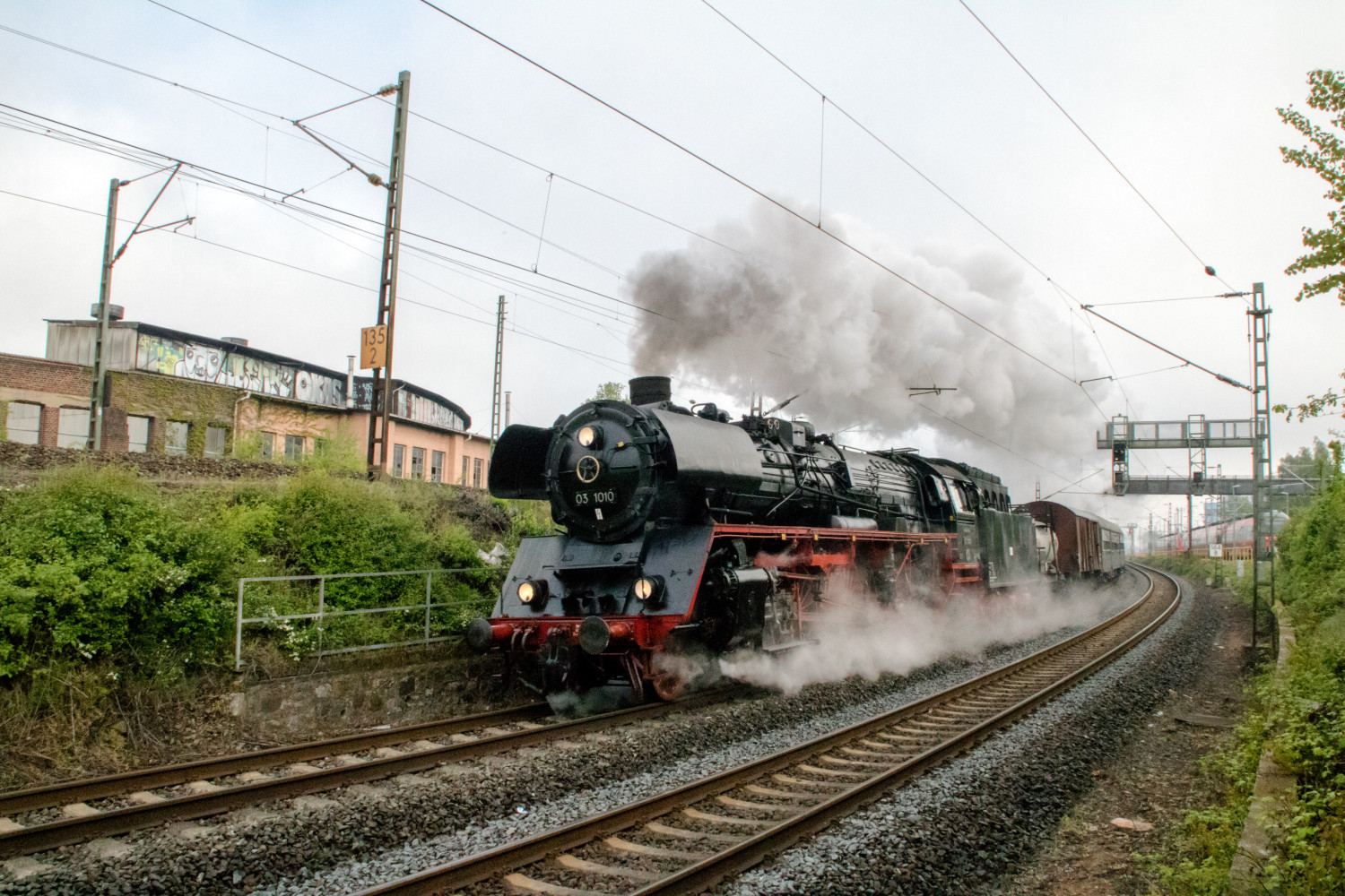 03 1010 am Lokschuppen des Bahnbetriebswerkes Gießen, aufgenommen am 27.04.2019.