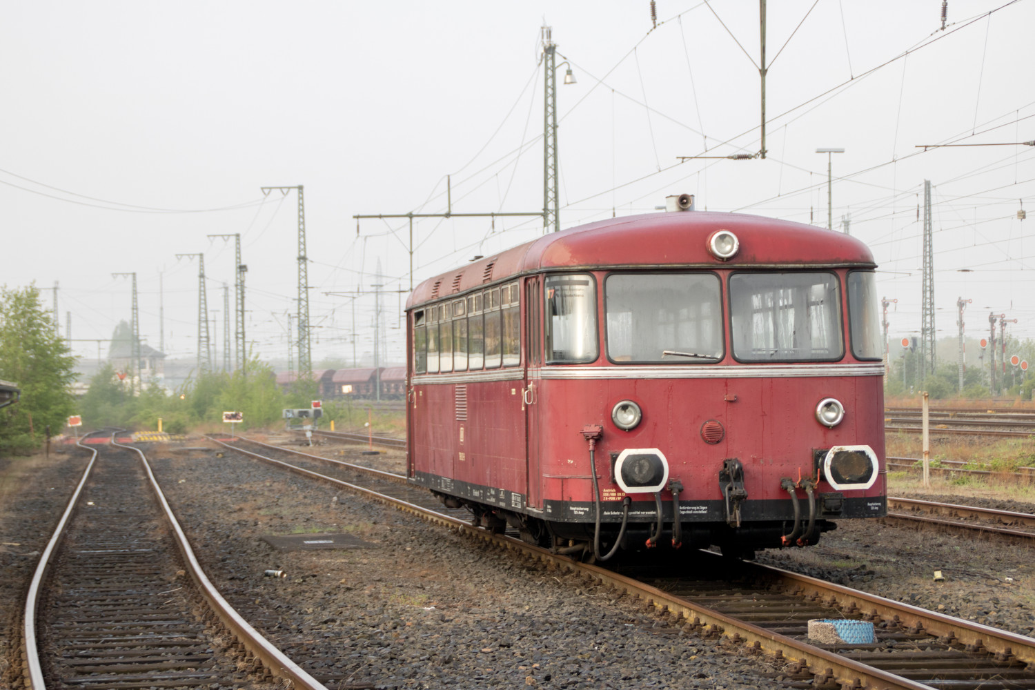 798 829 steht im Güterbahnhof von Gießen, aufgenommen am 27.04.2019.
