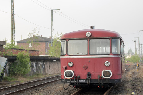 798 829 steht vor dem Bahnbetriebswerk Gießen, aufgenommen am 27.04.2019.