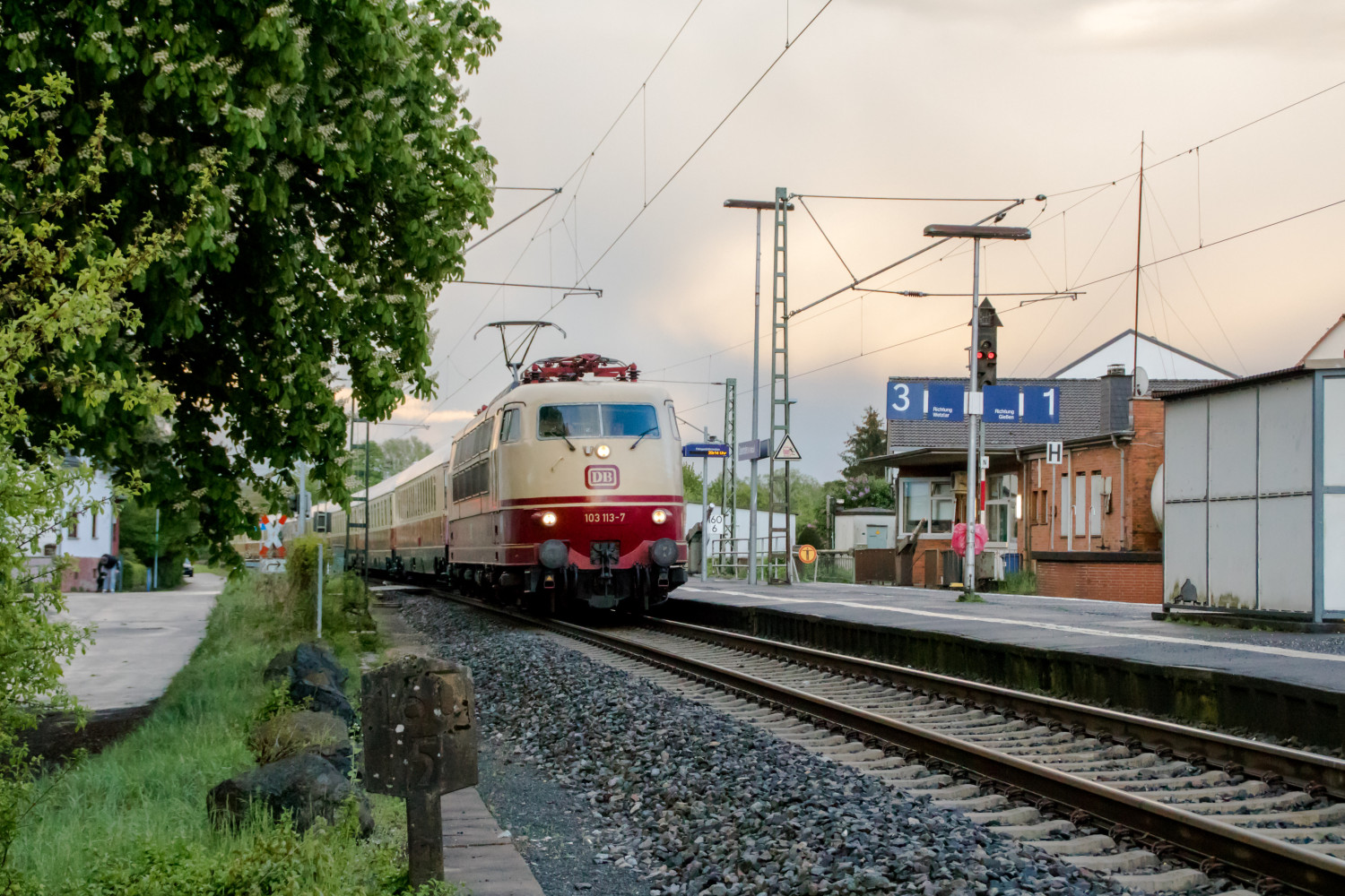 103 113 fährt in den Bahnhof Dutenhofen ein, aufgenommen am 27.04.2019.