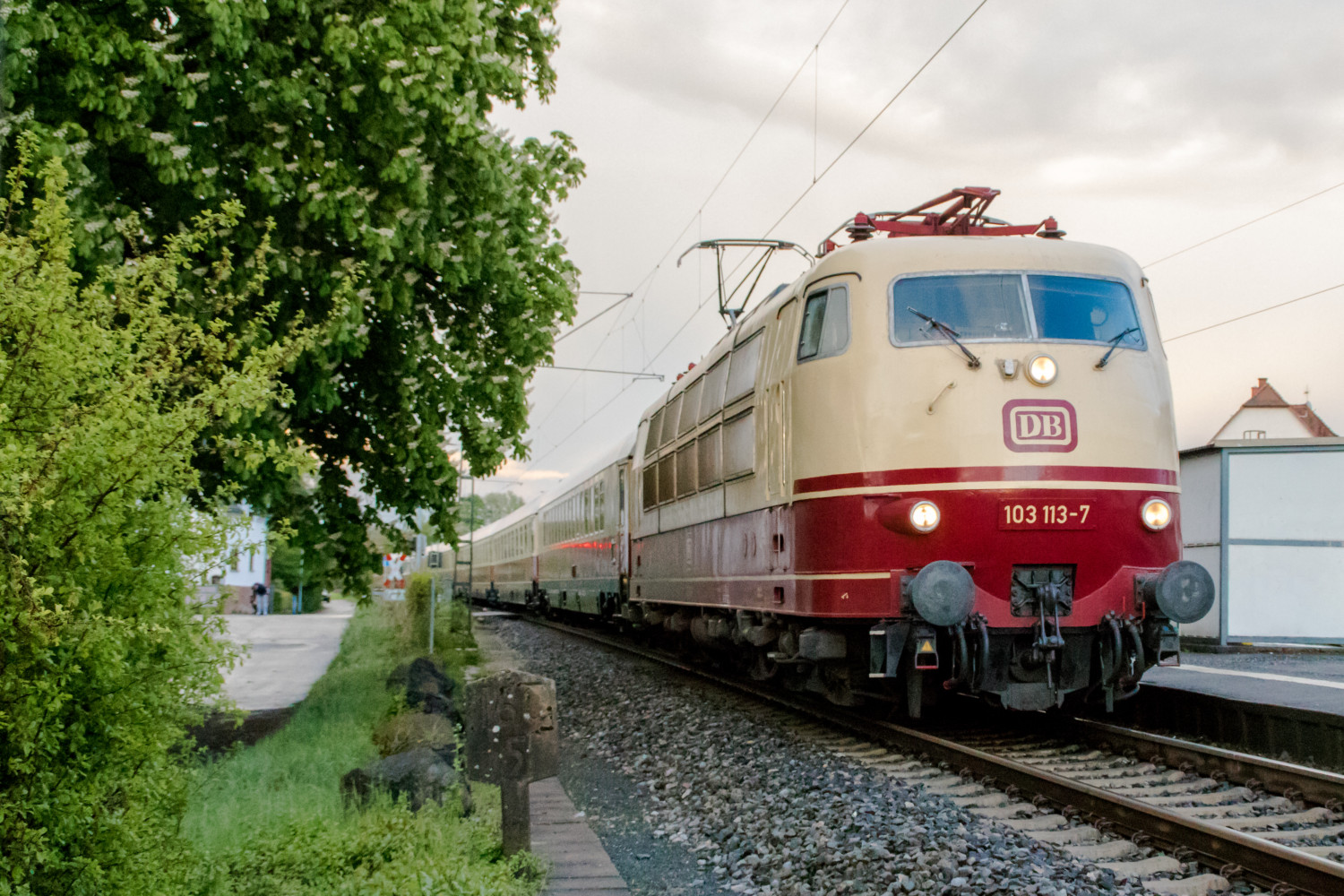 103 113 durcheilt den Bahnhof Dutenhofen, aufgenommen am 27.04.2019.