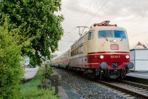 103 113 durcheilt den Bahnhof Dutenhofen, aufgenommen am 27.04.2019.