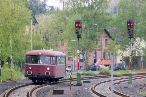 798 829 an den Ausfahrsignalen des Bahnhof Mücke auf der Vogelsbergbahn, aufgenommen am 28.04.2019.