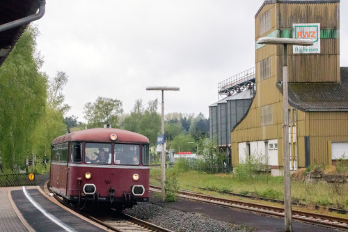 798 829 bei Raiffeisen in Mücke auf der Vogelsbergbahn, aufgenommen am 28.04.2019.