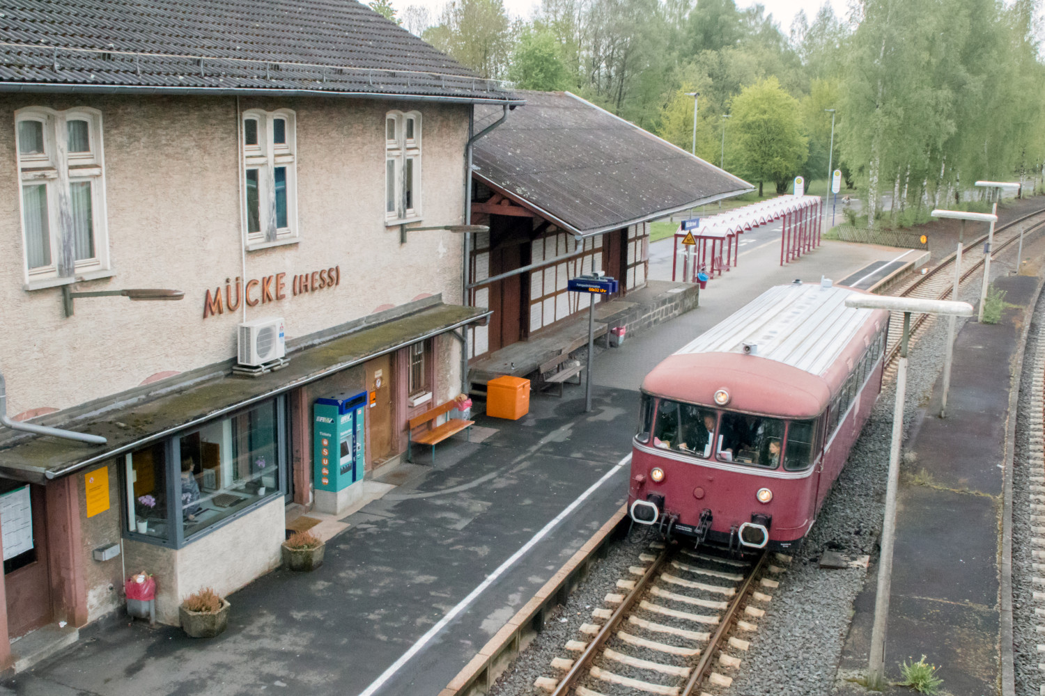 798 829 hält im Bahnhof Mücke auf der Vogelsbergbahn, aufgenommen am 28.04.2019.