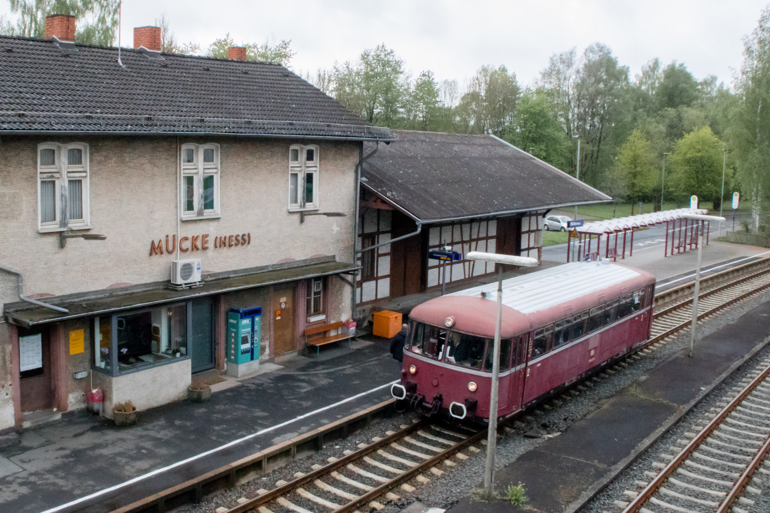 798 829 steht im Bahnhof Mücke auf der Vogelsbergbahn, aufgenommen am 28.04.2019.