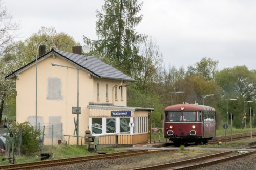 798 829 steht vor dem Bahnhofsgebäude von Wallenrod auf der Vogelsbergbahn, aufgenommen am 28.04.2019.