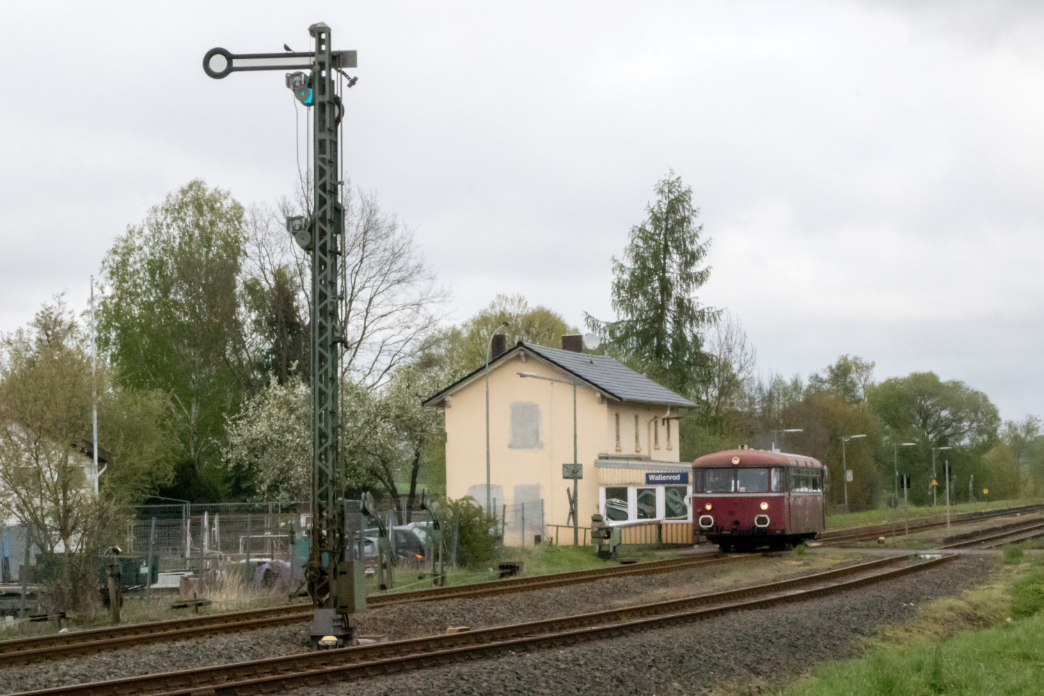 798 829 steht im Bahnhof Wallenrod auf der Vogelsbergbahn, aufgenommen am 28.04.2019.