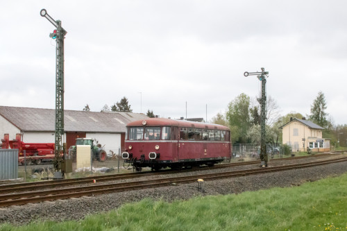 798 829 verlässt den Bahnhof Wallenrod auf der Vogelsbergbahn, aufgenommen am 28.04.2019.