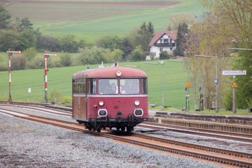 798 829 bei der Einfahrt in den Bahnhof Großenlüder auf der Vogelsbergbahn, aufgenommen am 28.04.2019.