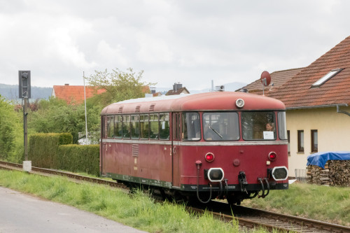798 829 an den Häusern von Rönshausen auf der Rhöhnbahn, aufgenommen am 28.04.2019.