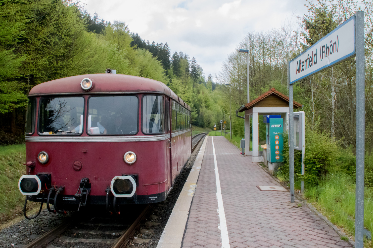 798 829 am Haltepunkt Altenfeld auf der Rhöhnbahn, aufgenommen am 28.04.2019.