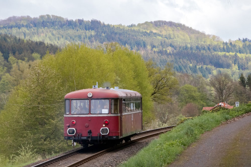 798 829 bei Altenfeld auf der Rhöhnbahn, aufgenommen am 28.04.2019.