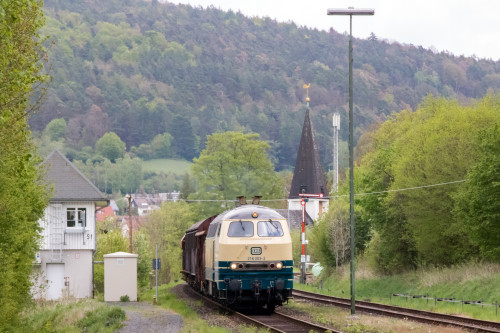 218 003 am Stellwerk des Bahnhofs Bad Salzschlirf auf der Vogelsbergbahn, aufgenommen am 28.04.2019.
