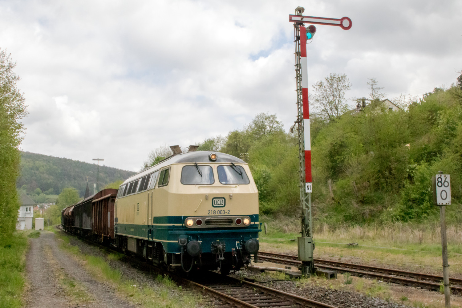 218 003 im Bahnhof Bad Salzschlirf auf der Vogelsbergbahn, aufgenommen am 28.04.2019.