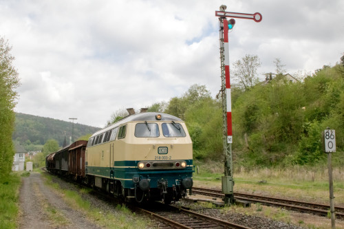 218 003 im Bahnhof Bad Salzschlirf auf der Vogelsbergbahn, aufgenommen am 28.04.2019.
