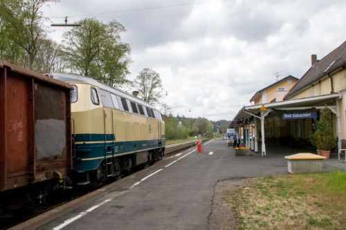 218 003 am Bahnsteig von Bad Salzschlirf auf der Vogelsbergbahn, aufgenommen am 28.04.2019.