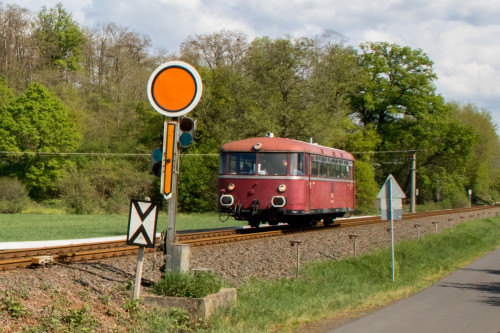 798 829 kurz vor dem Vorsignal von Büdingen auf der Lahn-Kinzig-Bahn, aufgenommen am 28.04.2019.