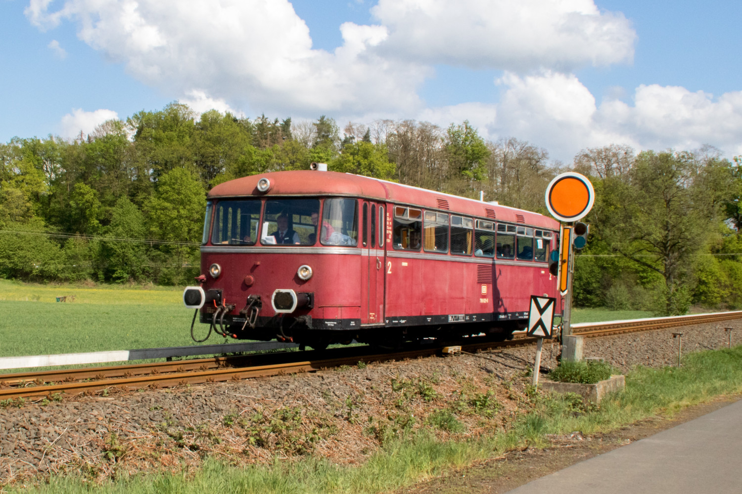 798 829 passiert das Vorsignal von Büdingen auf der Lahn-Kinzig-Bahn, aufgenommen am 28.04.2019.
