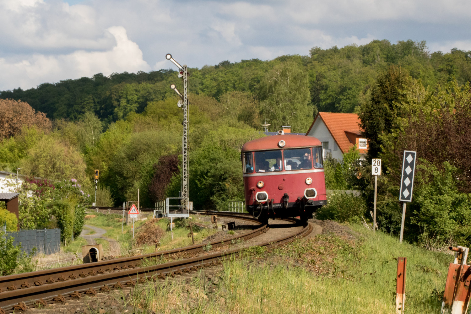 798 829 am Einfahrsignal von Ober-Widdersheim auf der Lahn-Kinzig-Bahn, aufgenommen am 28.04.2019.