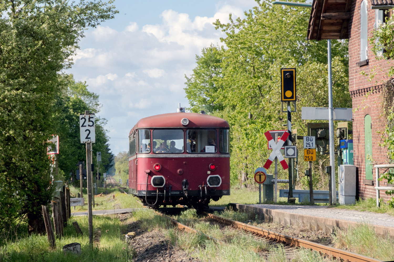 798 829 überquert den Bahnübergang bei Trais-Horloff auf der Lahn-Kinzig-Bahn, aufgenommen am 28.04.2019.