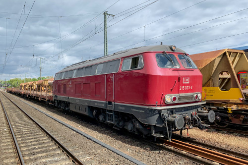 215 023 steht mit einem Bauzug in Hanau Hbf, aufgenommen am 03.05.2019.
